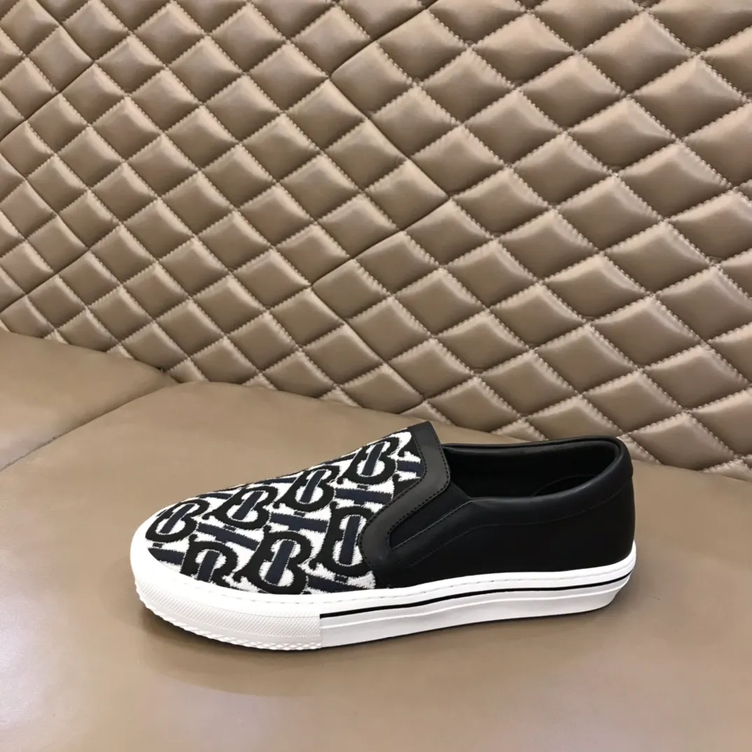 ◾️▫️B’s new spring and summer product, men’s classic low-cut slip-on sneakers, made of classic retro B’s printed canvas material, spliced ​​with layered calfskin, and decorated with a new brand logo. First-layer cowhide lining, embossed Burberry logo on the heel, and original TPU outsole!  P340 Yuan Size: 38-45